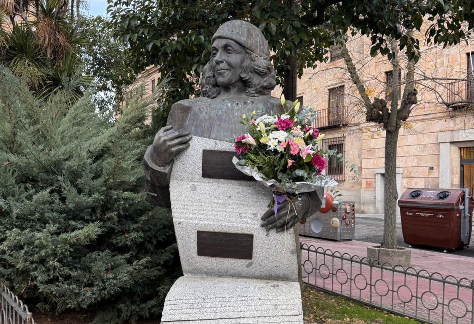 Flores en la estatua de Carmen Martín Gaite en la Plaza de los Bandos
