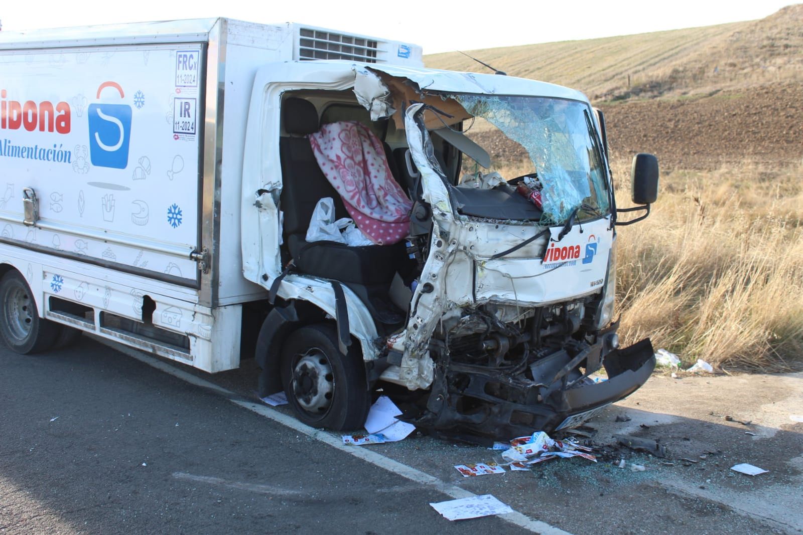 Atrapados dos ocupantes de una furgoneta tras colisionar contra un tractor en Nava de Sotrobal