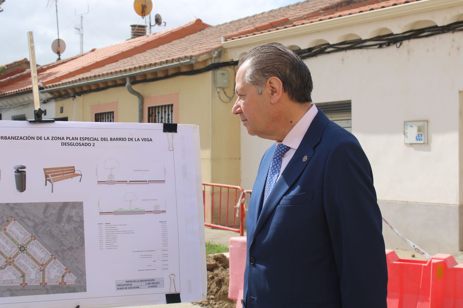 Carbayo visita las obras de la segunda fase de urbanización del barrio de La Vega