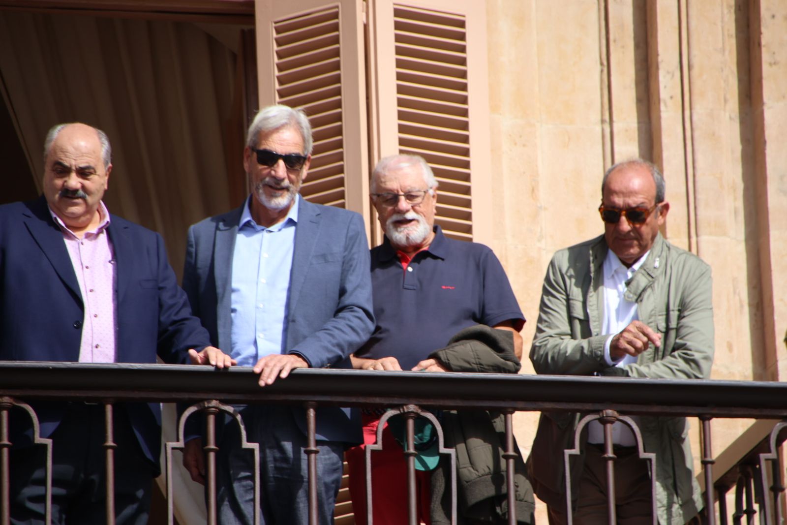 El alcalde de Salamanca, Carlos García Carbayo, recibe miembros y antiguos  miembros de la Escolta de Gran Gala de la Policía Local