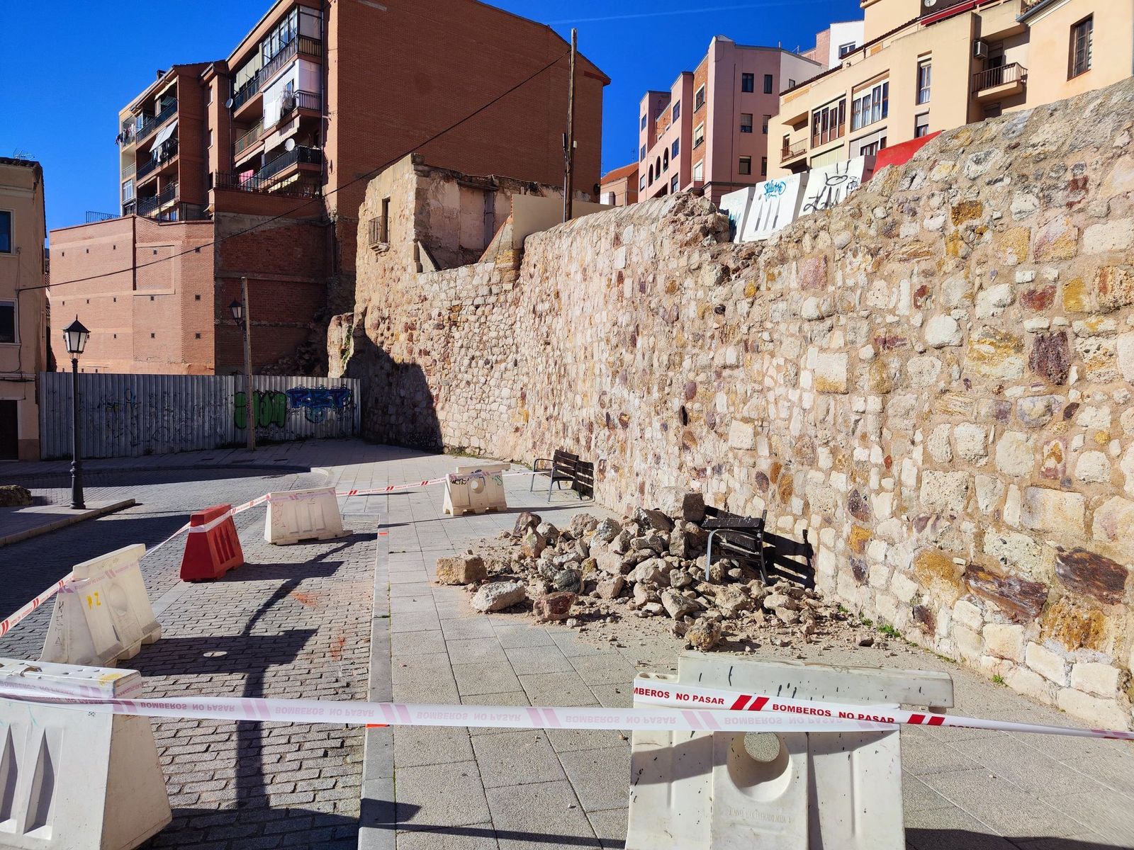 Los bomberos intervienen en la cuesta del Piñero por desprendimientos