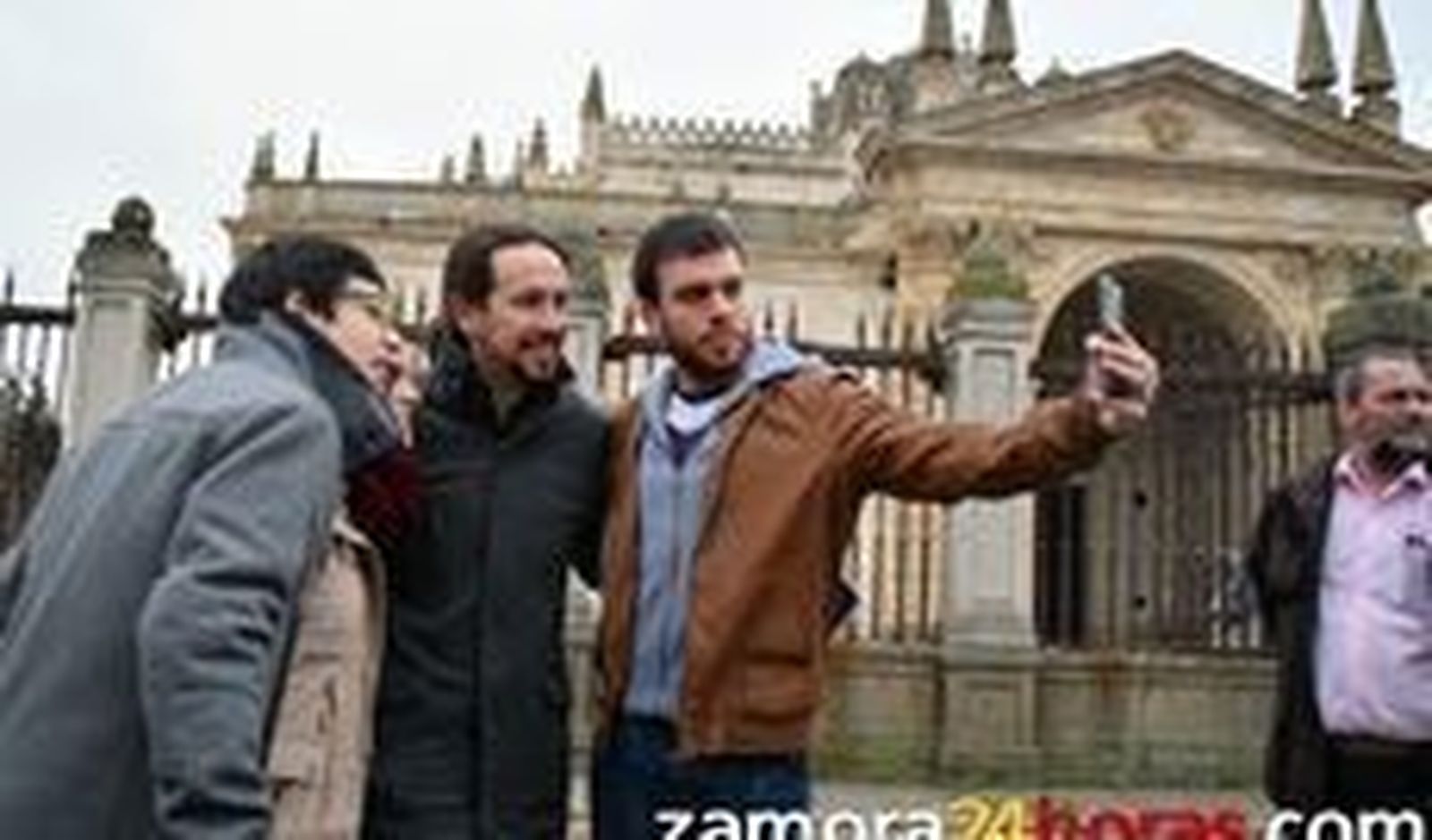Pablo Iglesias disfruta del entorno de la Catedral de Zamora en Nochebuena