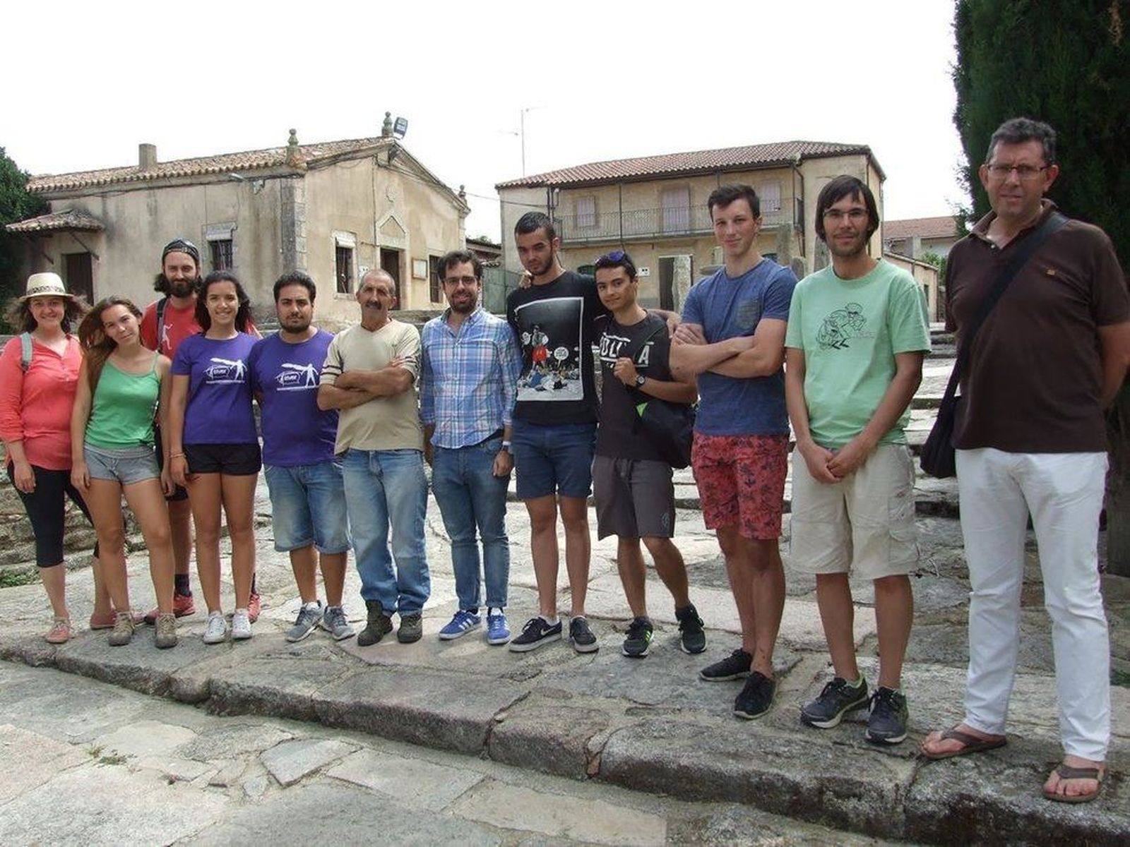 El campo de trabajo internacional de Monleras construye una fragua y recupera la zona