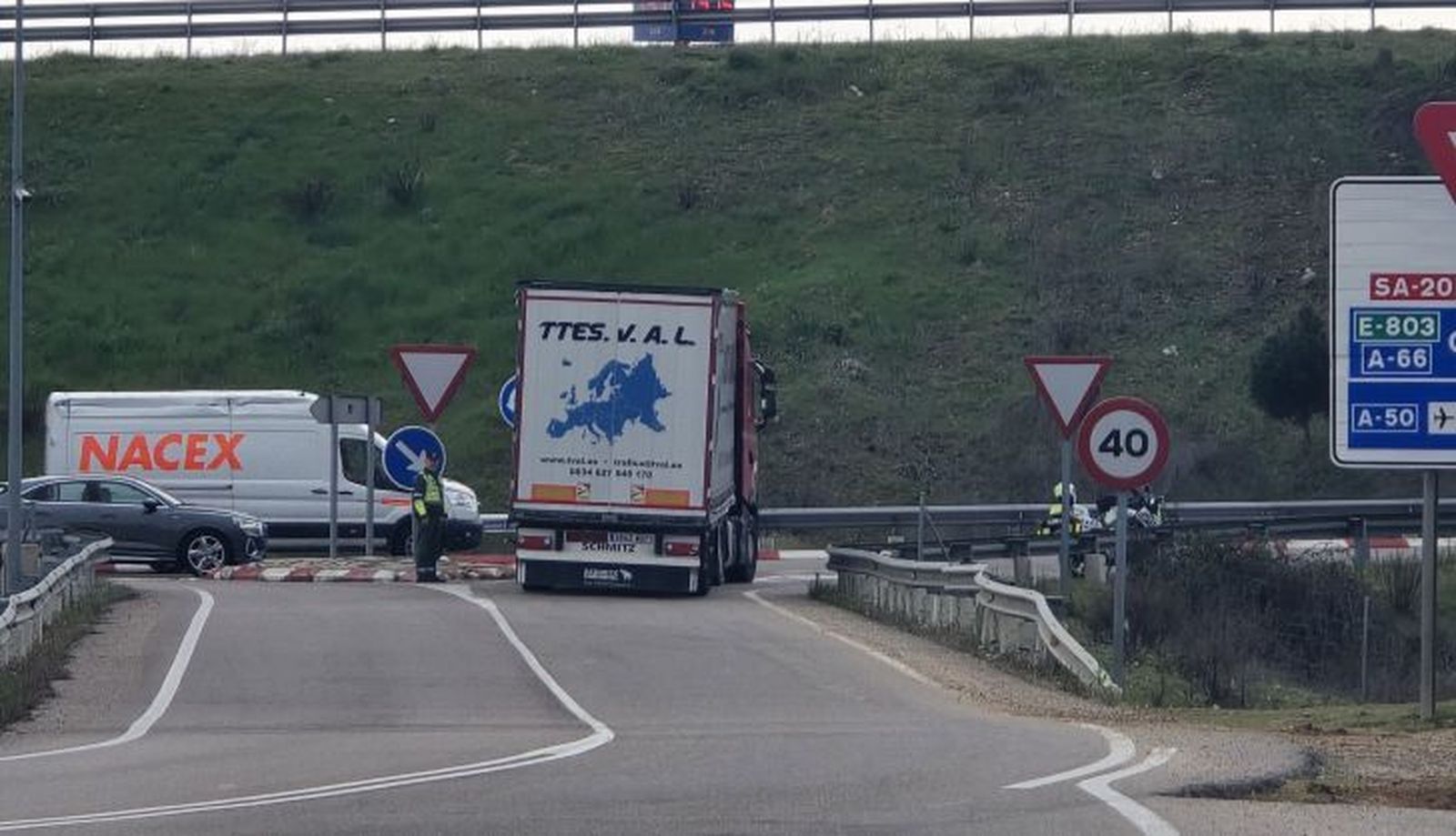 Corte acceso a Salamanca desde la carretera de Vecinos 