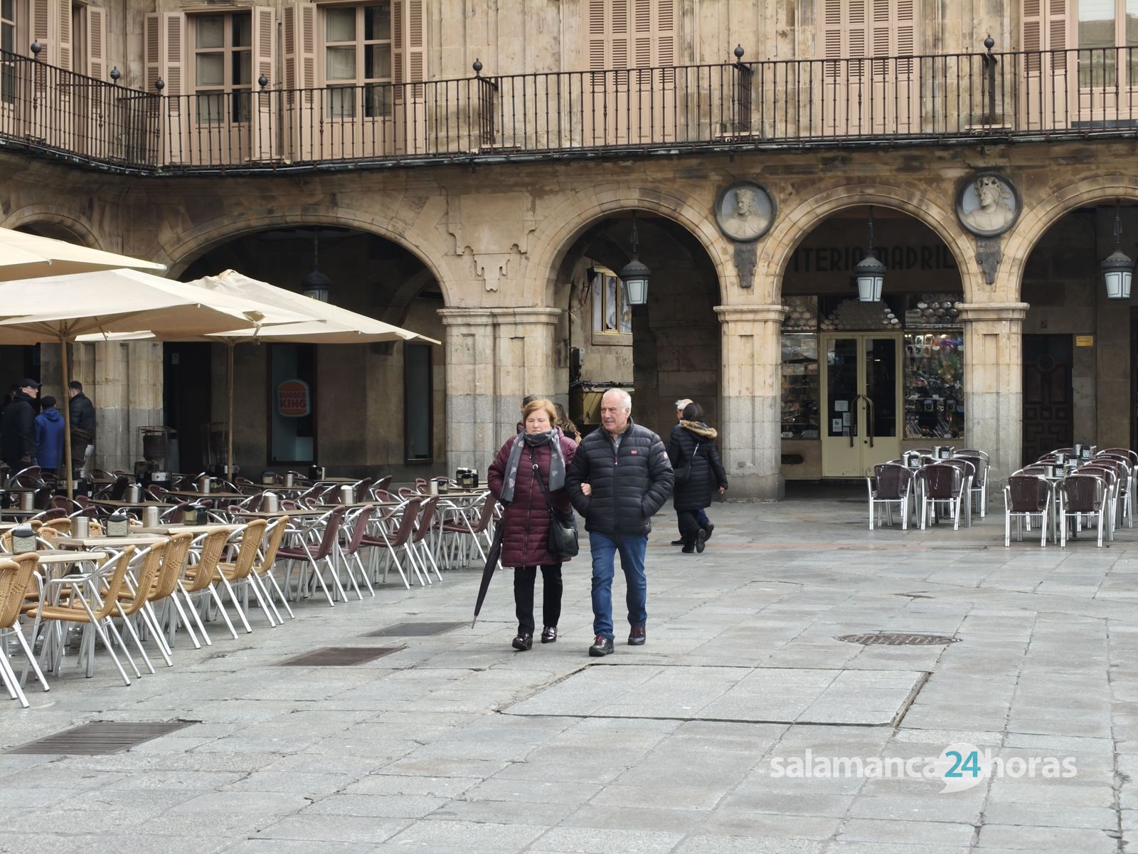 Gente y turistas paseando y haciendo turismo por Salamanca