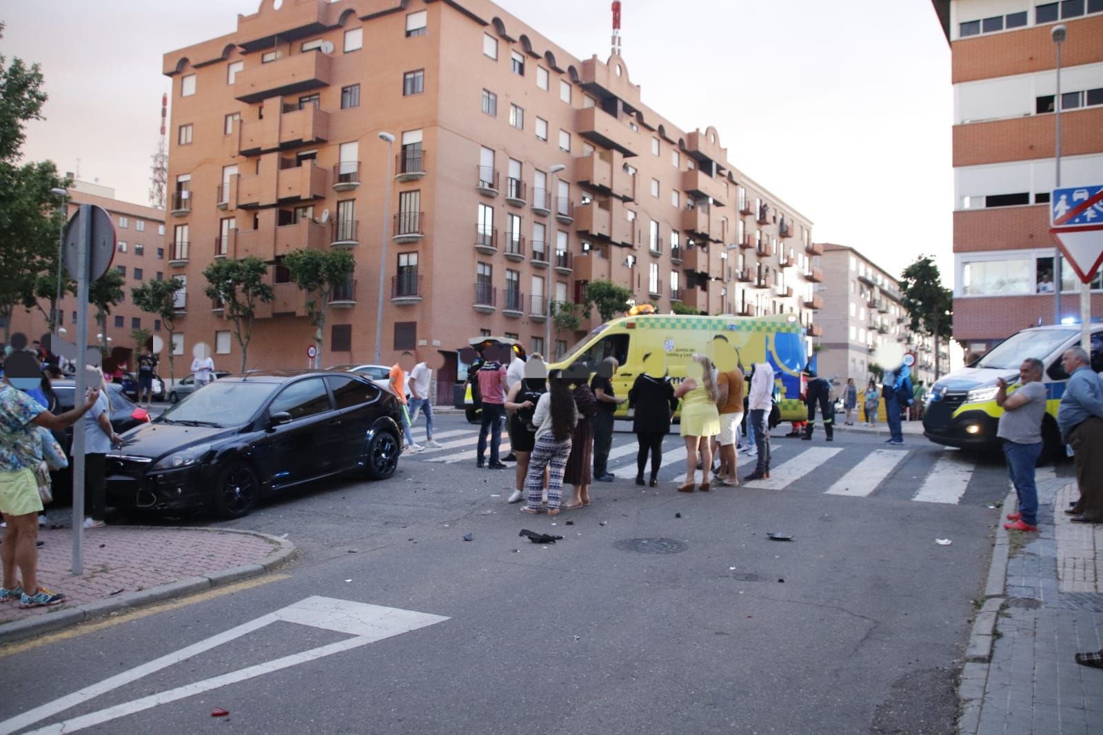 Aparatoso accidente con un vehículo volcado en la calle Licenciado Vidriera
