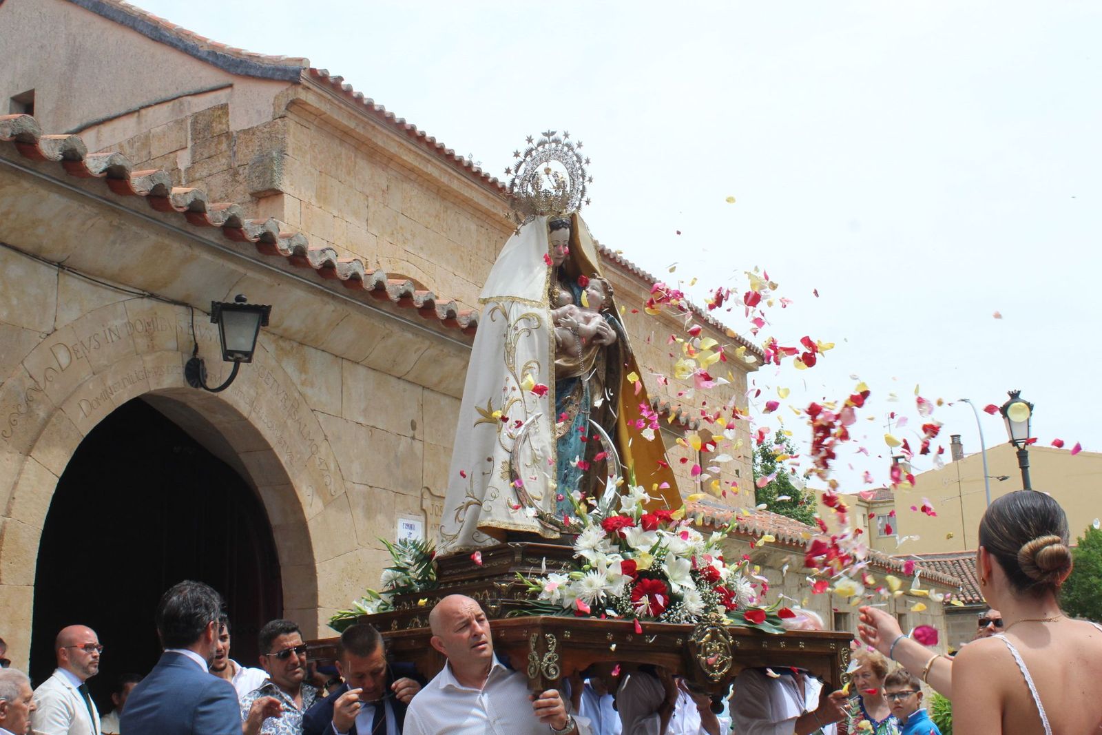 Misa y procesión en Villamayor