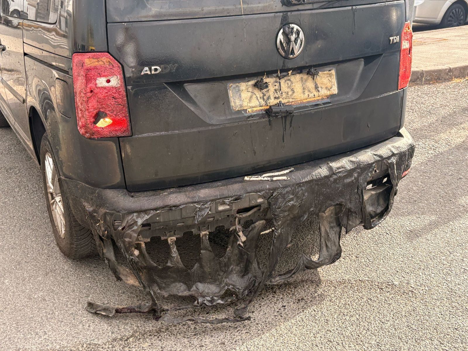 Los bomberos sofocan un gran incendio en el Polígono Industrial de Los Montalvos