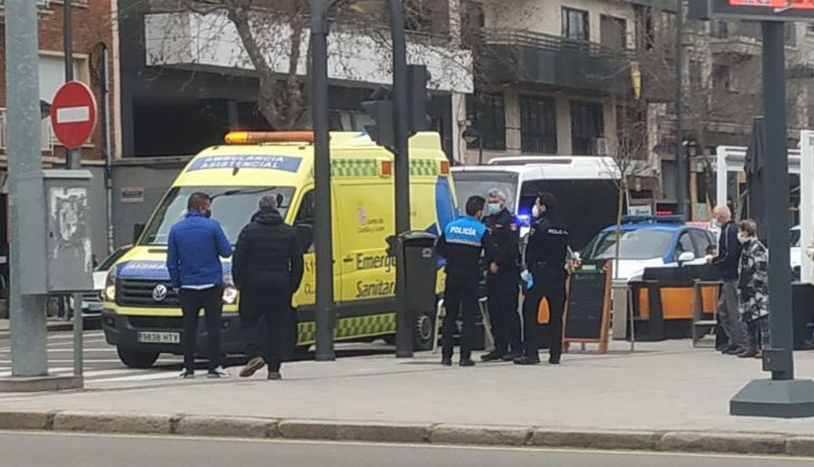 Los servicios de emergencia atienden a un varón en la Plaza de la Marina (1)