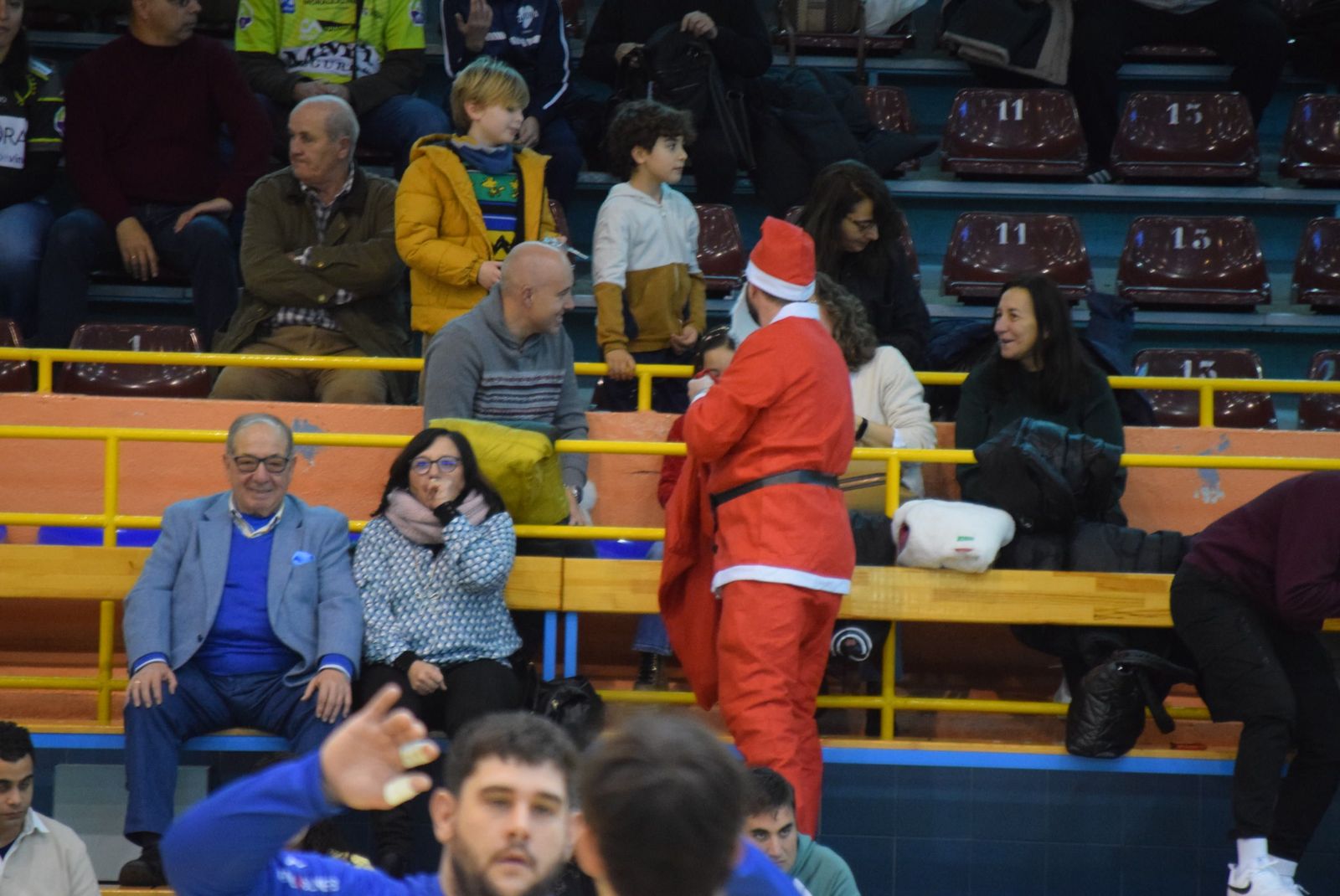 lluvia-de-peluches-en-el-angel-nieto-2023-11