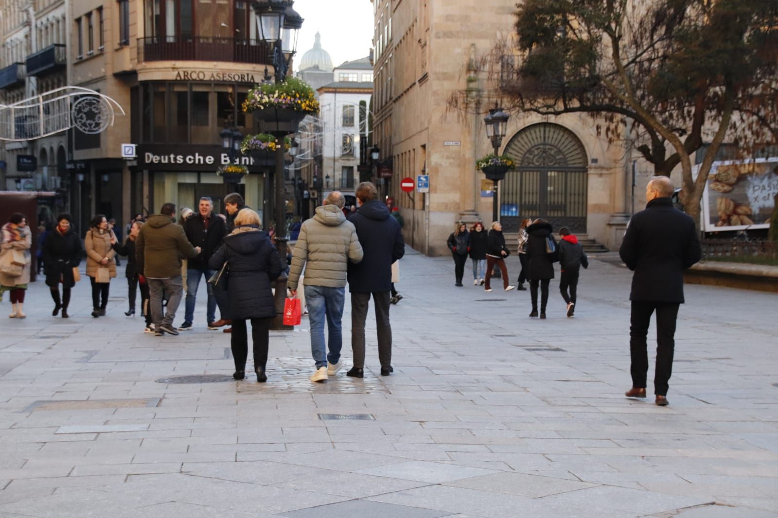 Gente, calle Zamora. Foto de archivo