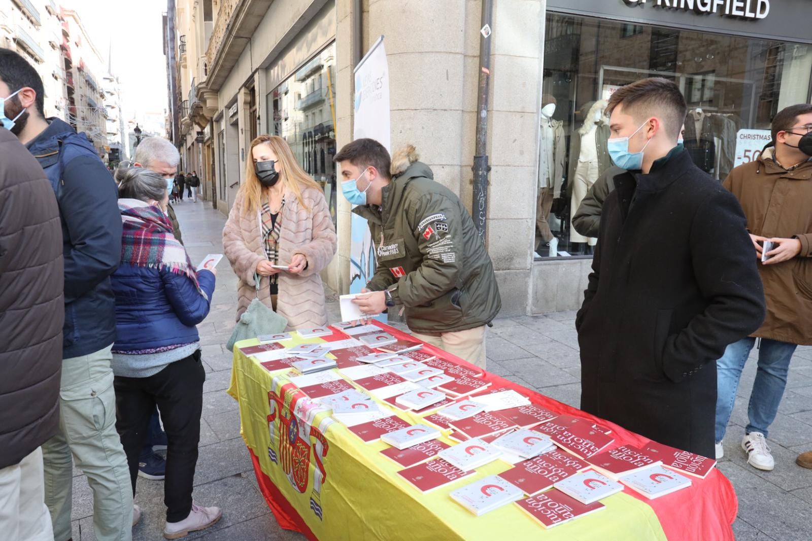 Nuevas Generaciones reparte ejemplares de la Carta Magna en la plaza del Liceo para celebrar el Día de la Constitución