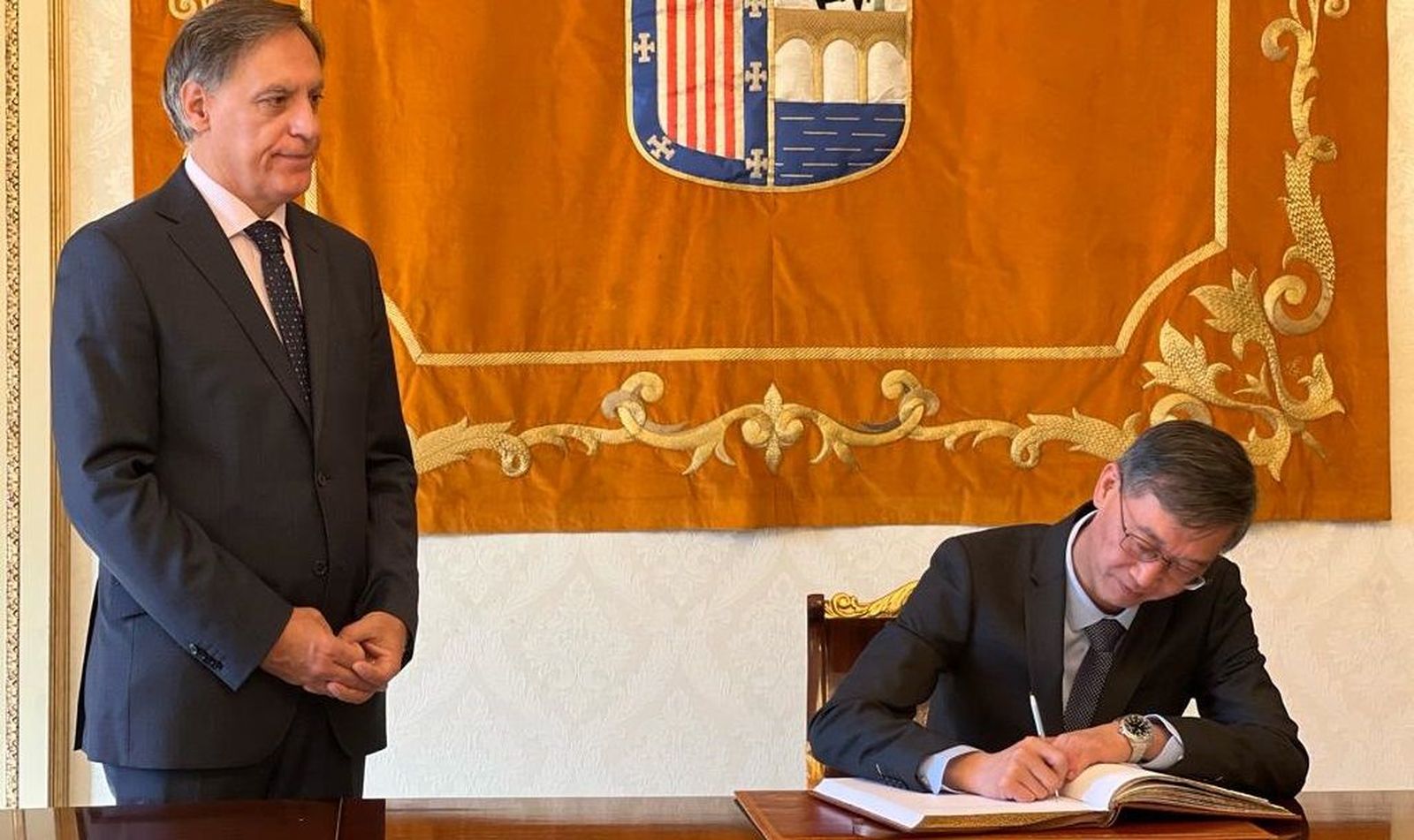 GALERÍA  El embajador chino, Yao Jing visita Salamanca durante su ruta por España, 23 de noviembre de 2023. FOTOS S24H (18)