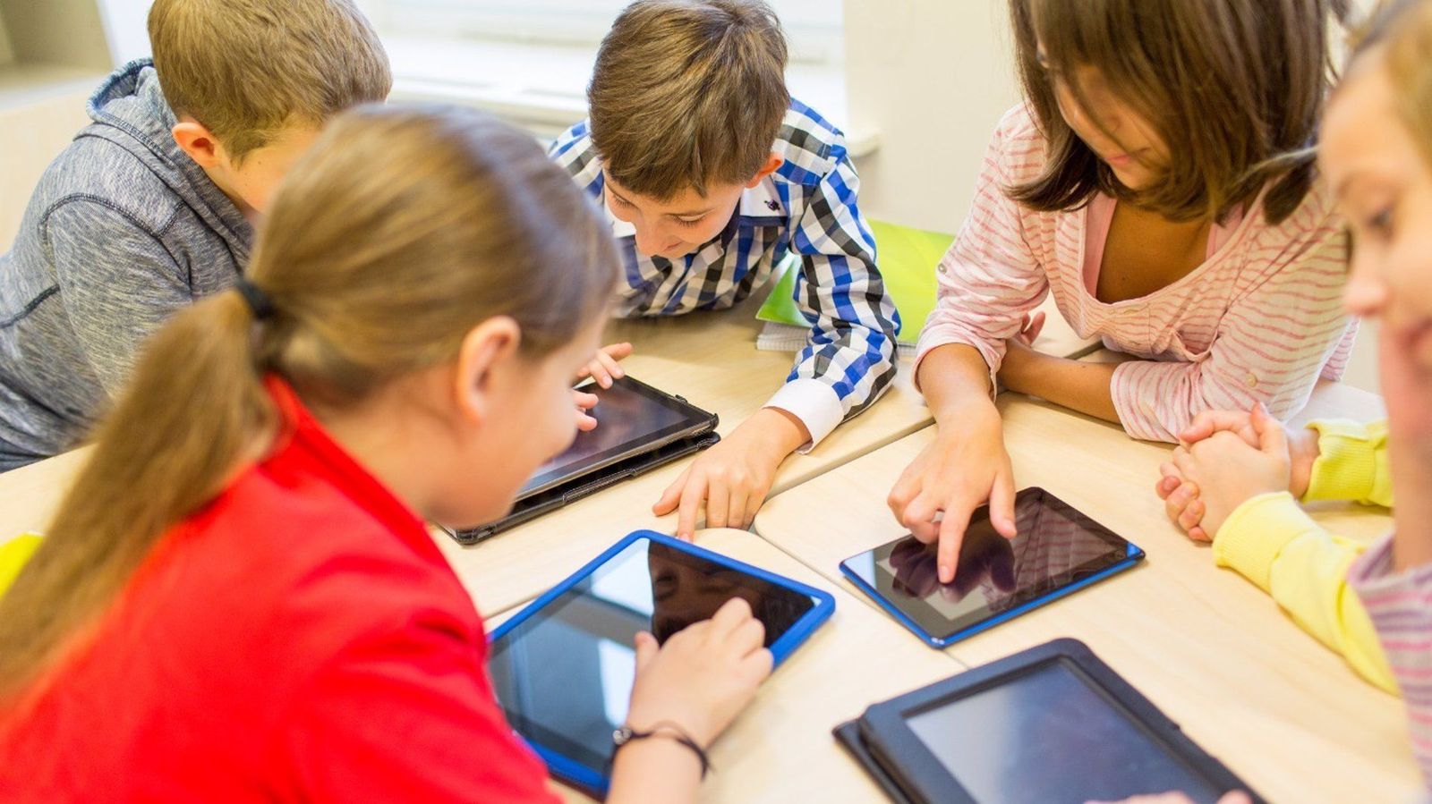 El 83% de familias considera que en los colegios falta educación sobre el uso responsable de pantallas EDUCACIÓN INCONDICIONAL El 83% de familias considera que en los colegios falta educación sobre el uso responsable de pantallas EDUCACIÓN INCONDICIONAL