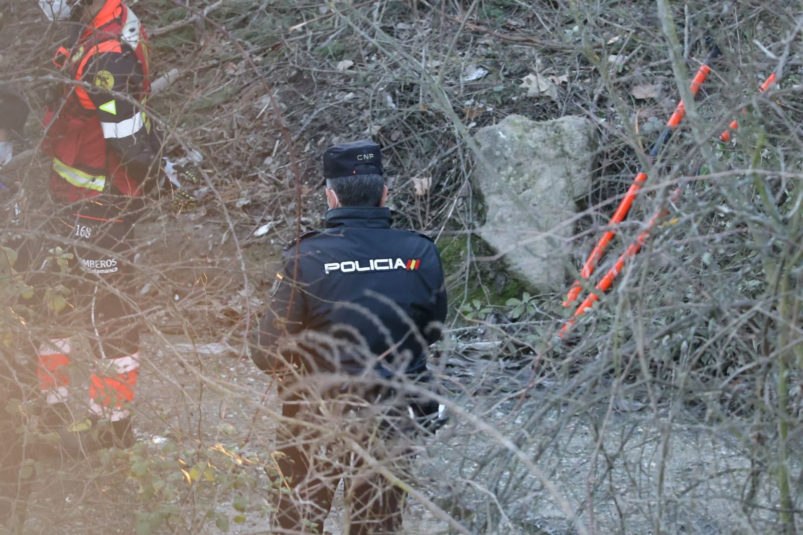 Despliegue policial tras la aparición de un cadáver en la zona del río Tormes. Fotos Andrea M (8)