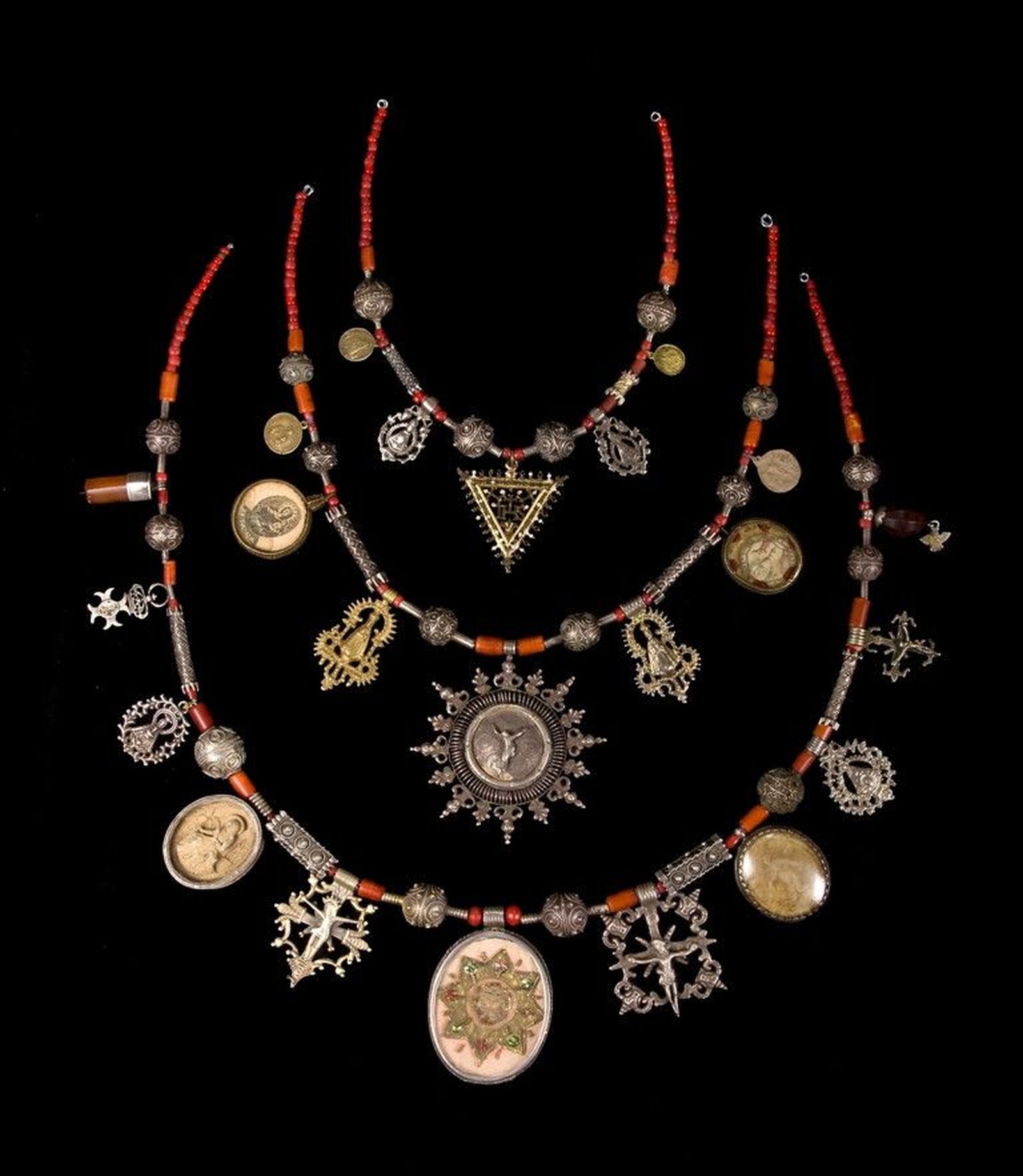 Collaradas de la indumentaria femenina del entorno de Astorga, que podrán contemplarse en la exposición Imaginarios