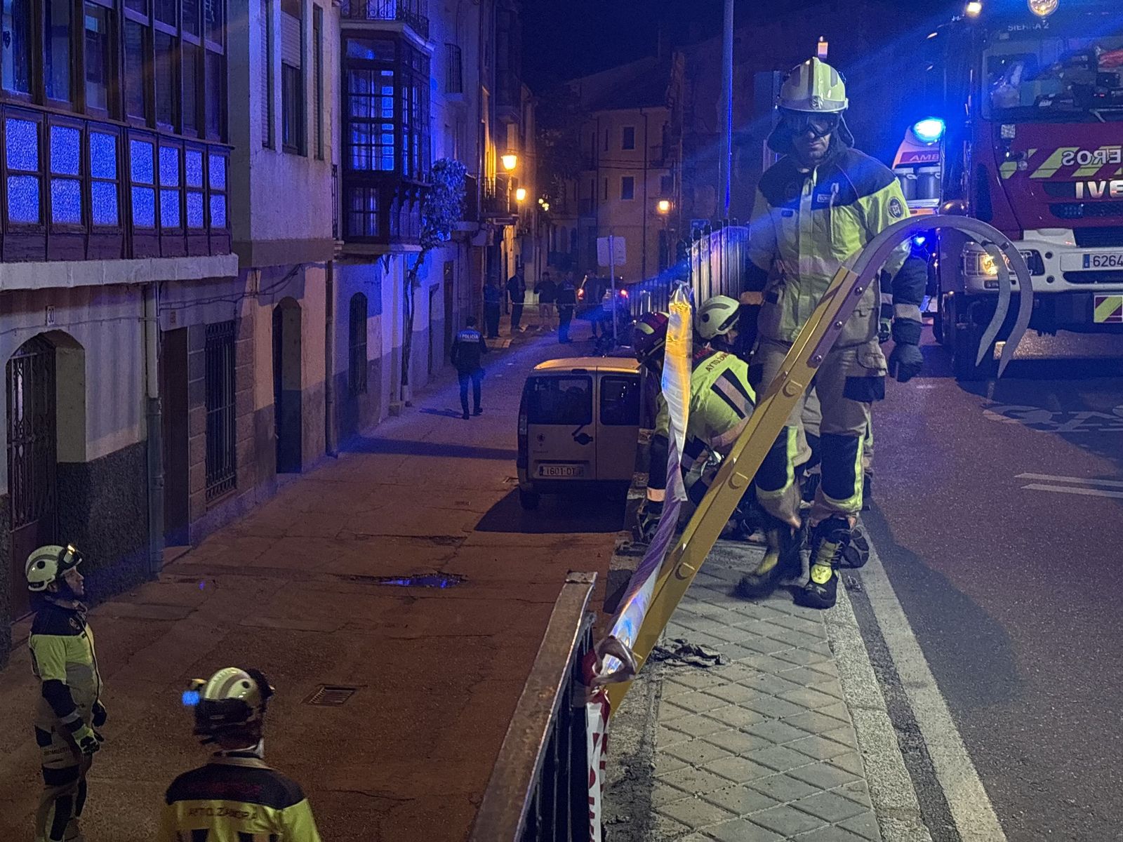 GALERÍA | Espectacular vuelco de un vehículo junto al Puente de Piedra