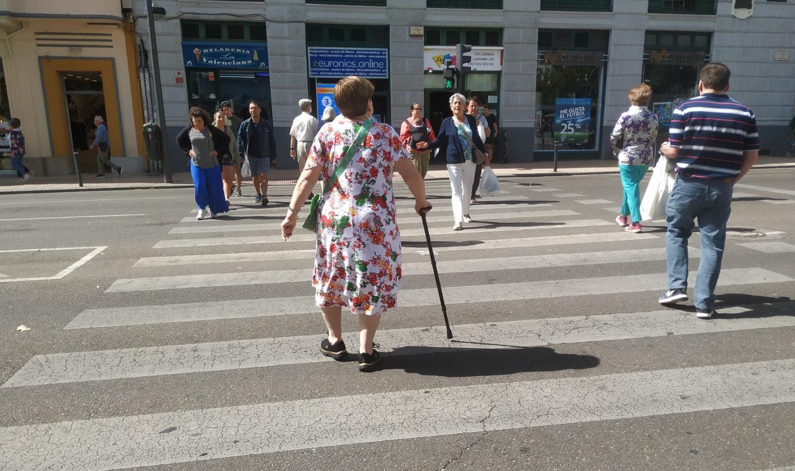Ciudadanos paseando por Zamora este verano