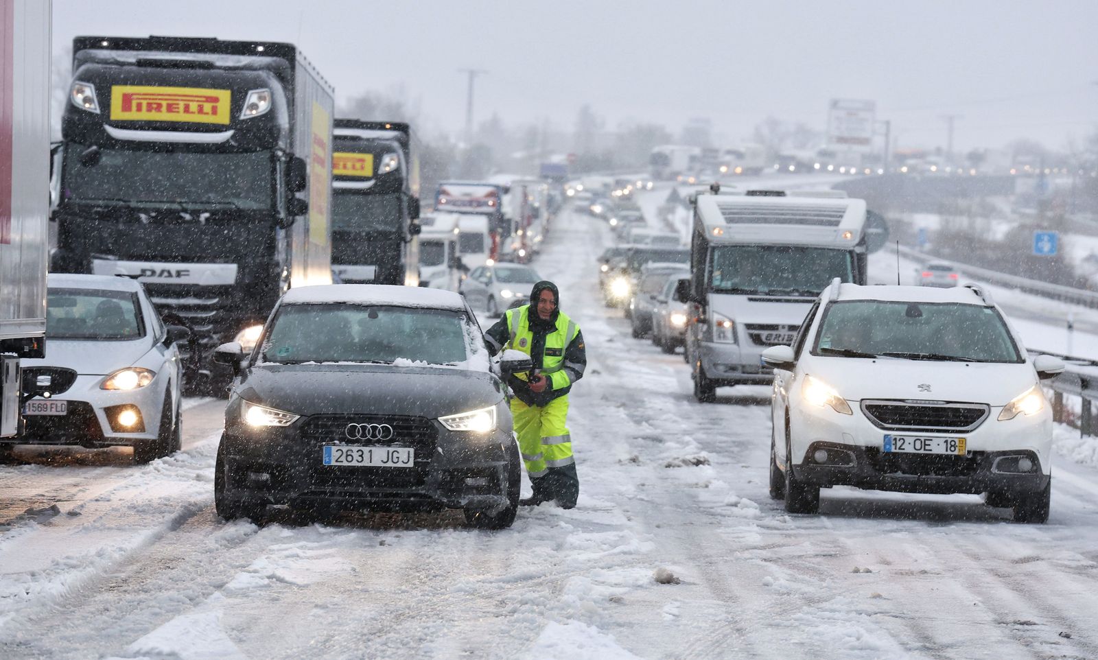 jose-vicente-ical-la-intensa-nevada-de-las-ultimas-horas-obliga-a-cerrar-al-trafico-la-autovia-de-la-ruta-de-la-plata-a-66-entre-sorihuela-y-vallejera-de-riofrio-salamanca-12