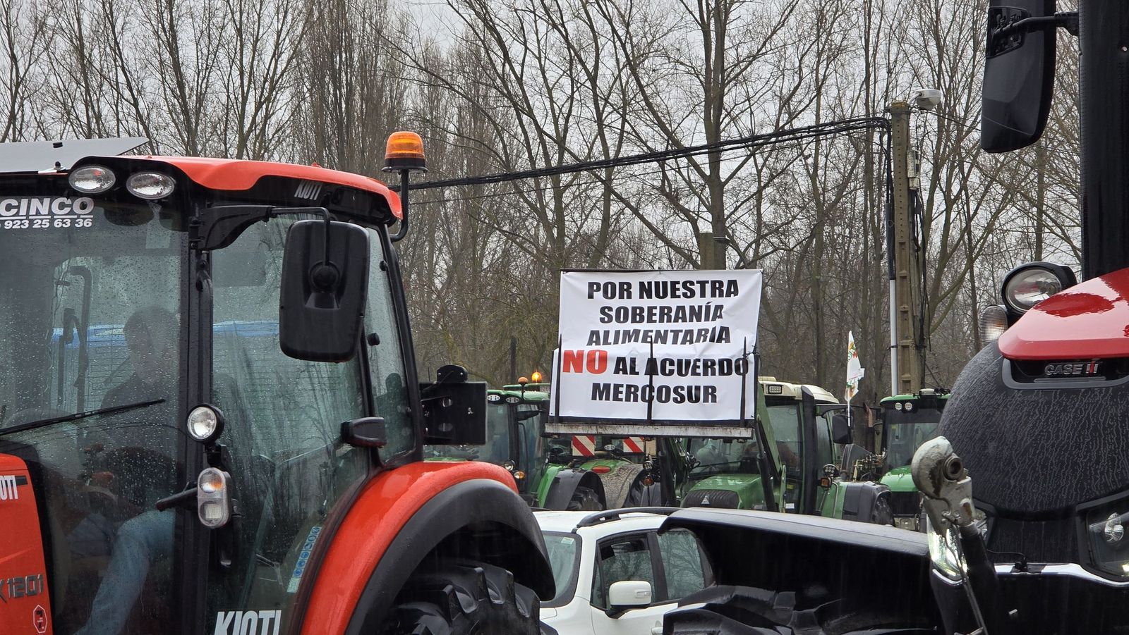 En imágenes la marcha con tractores y vehículos de campo en Salamanca en protesta contra Mercosur