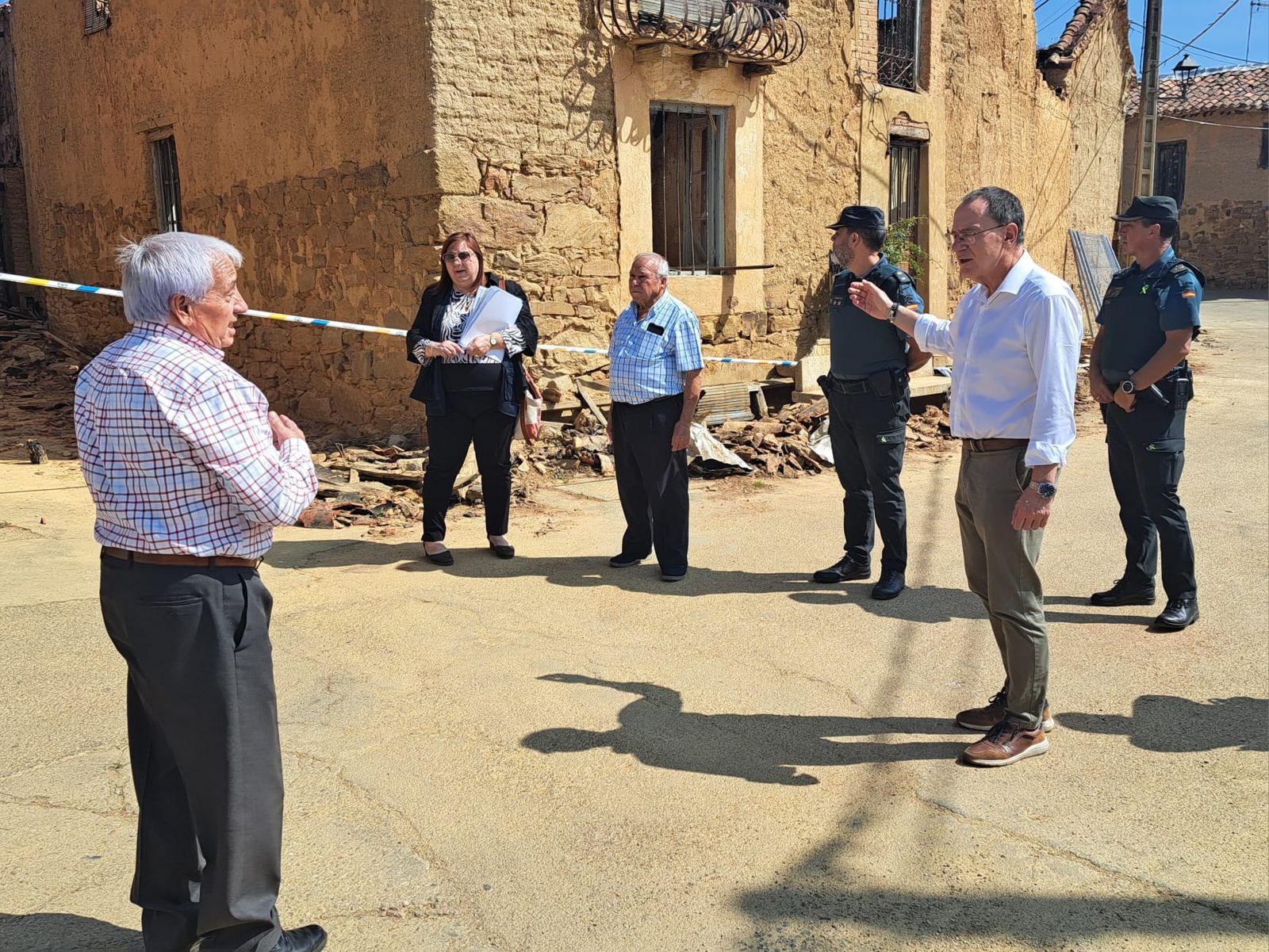 Ángel Blanco visita varias localidades afectadas por el incendio forestal de Molezuelas de la Carballeda