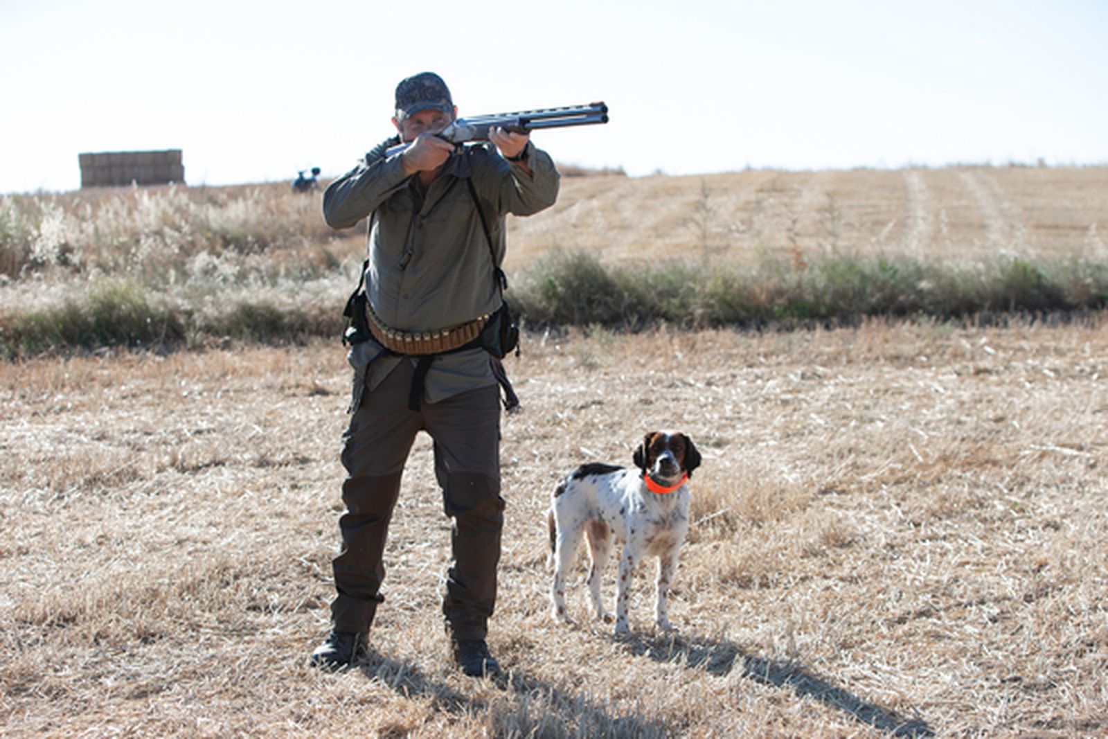 Un cazador con su perro durante la media veda de caza en Castilla y León