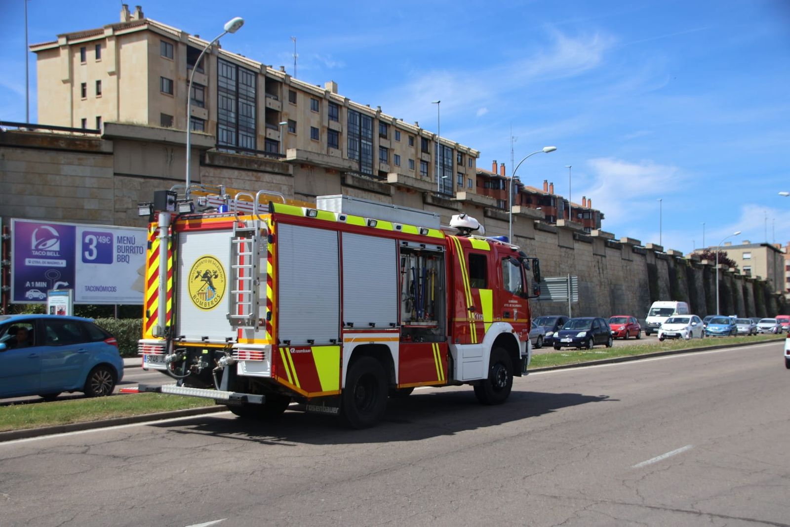 Los bomberos intervienen en la glorieta Leonardo da Vinci por un vertido de aceite tras un golpe a un turismo