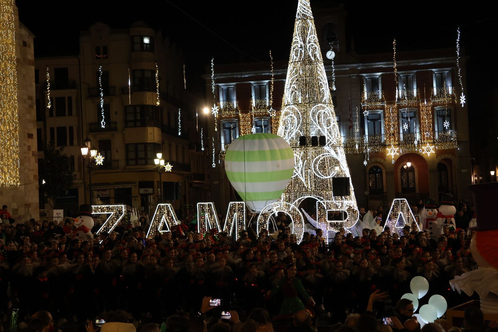 GALERÍA | El animado pasacalles de Escena por el centro de Zamora, en imágenes
