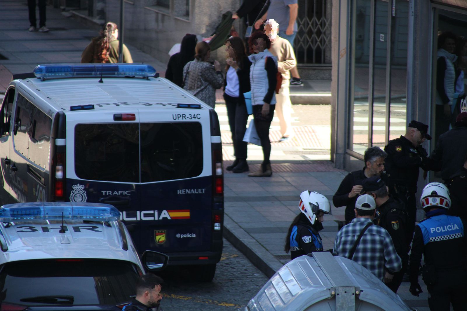 policia-nacional-y-local-en-una-intervencion-en-la-calle-rodriguez-fabres-1