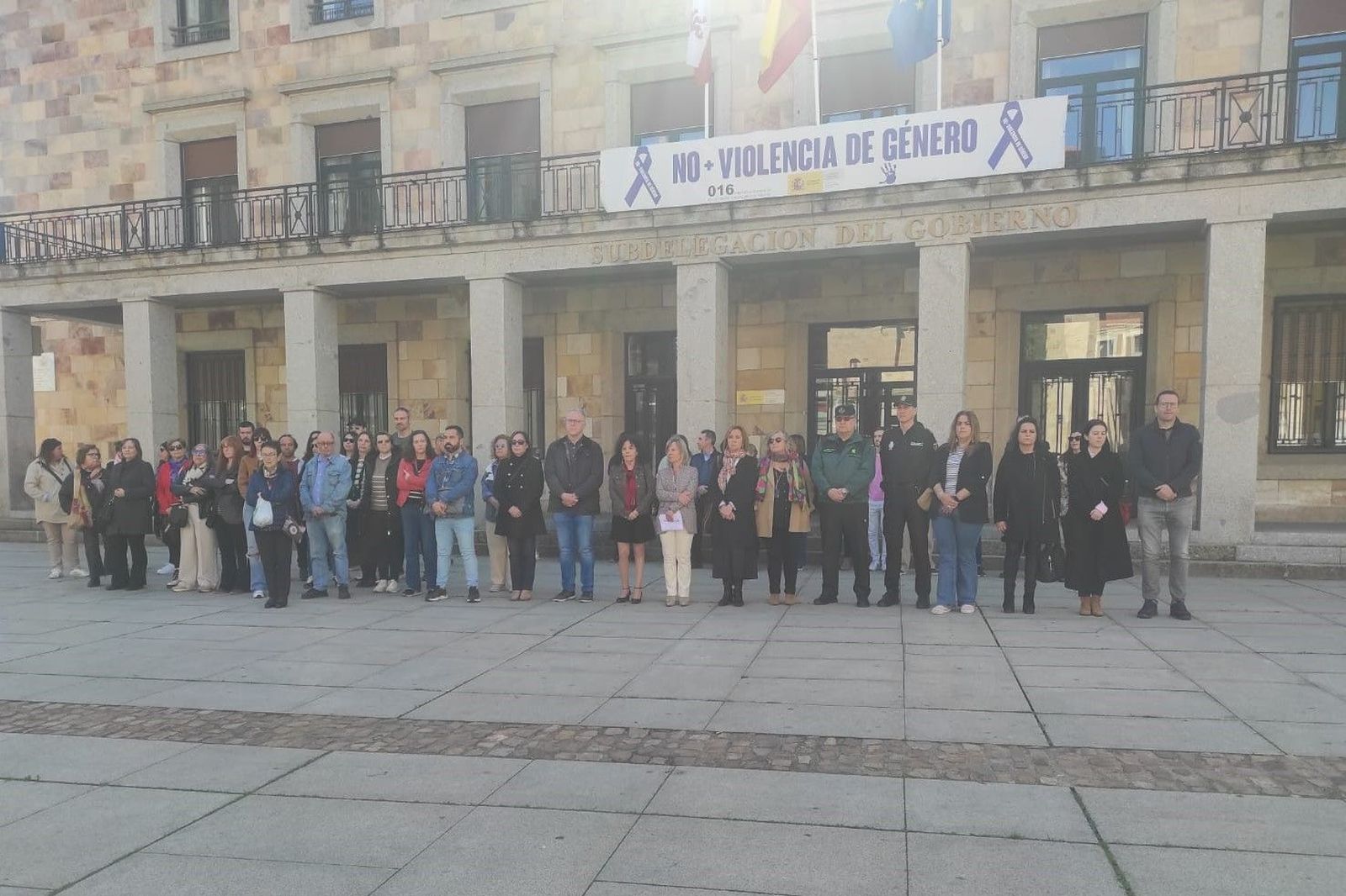 Minuto de silencio en Zamora por Josefa, la mujer asesinada en Ourense, séptima víctima de violencia de género en 2025.