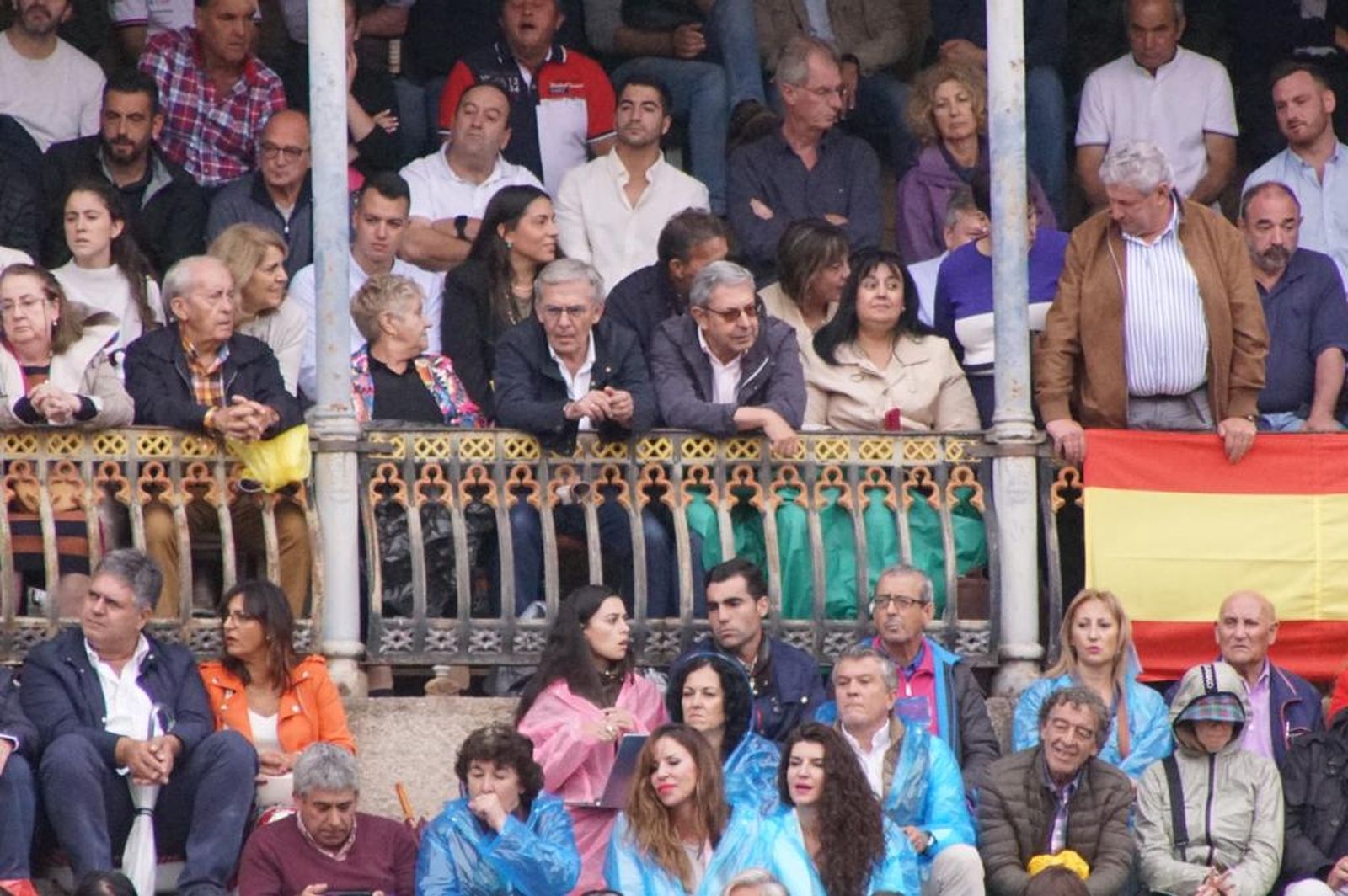 tendidos-de-la-glorieta-durante-la-corrida-de-garcia-y-olga-jimenez-54