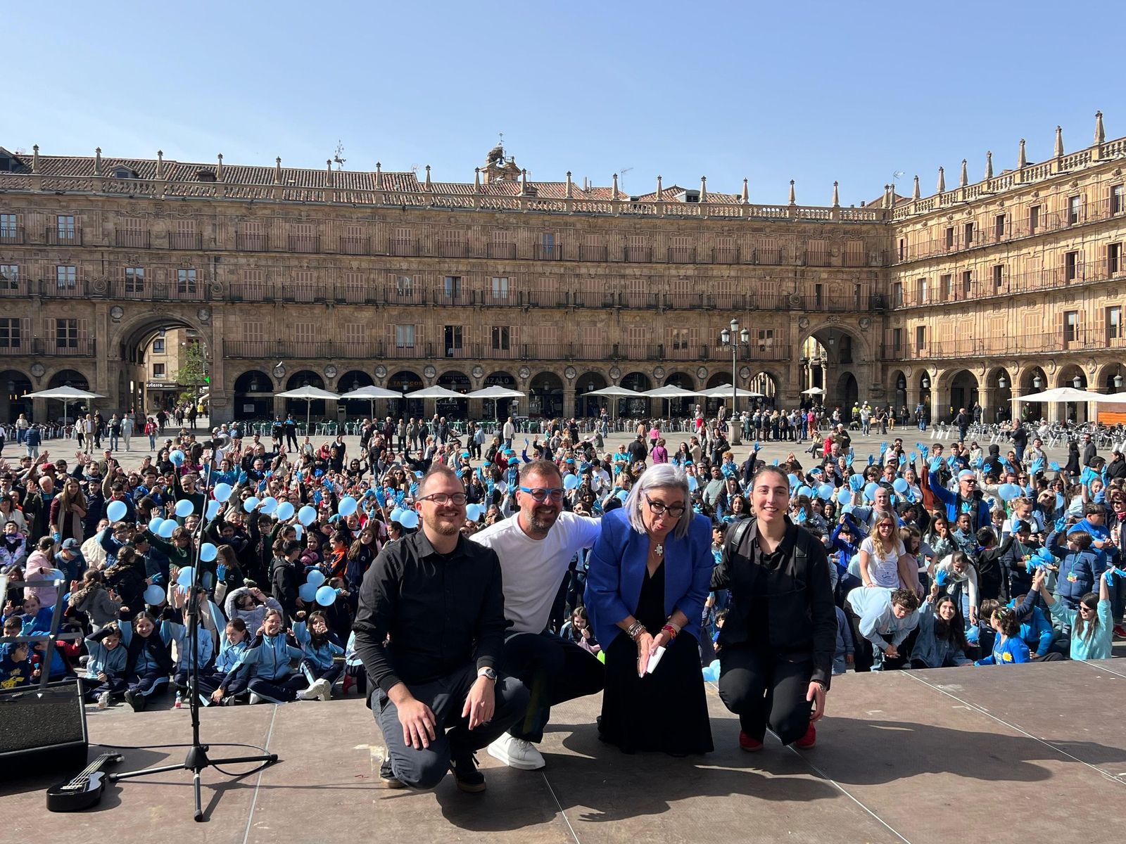 Acto de sensibilización en la Plaza Mayor de Salamanca con motivo del Día Mundial de Concienciación sobre el Autismo