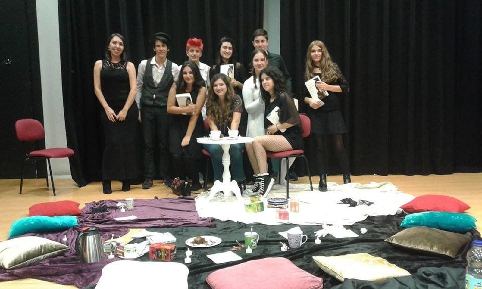 La escritora Victoria Álvarez visita el club de lectura juvenil de Villamayor