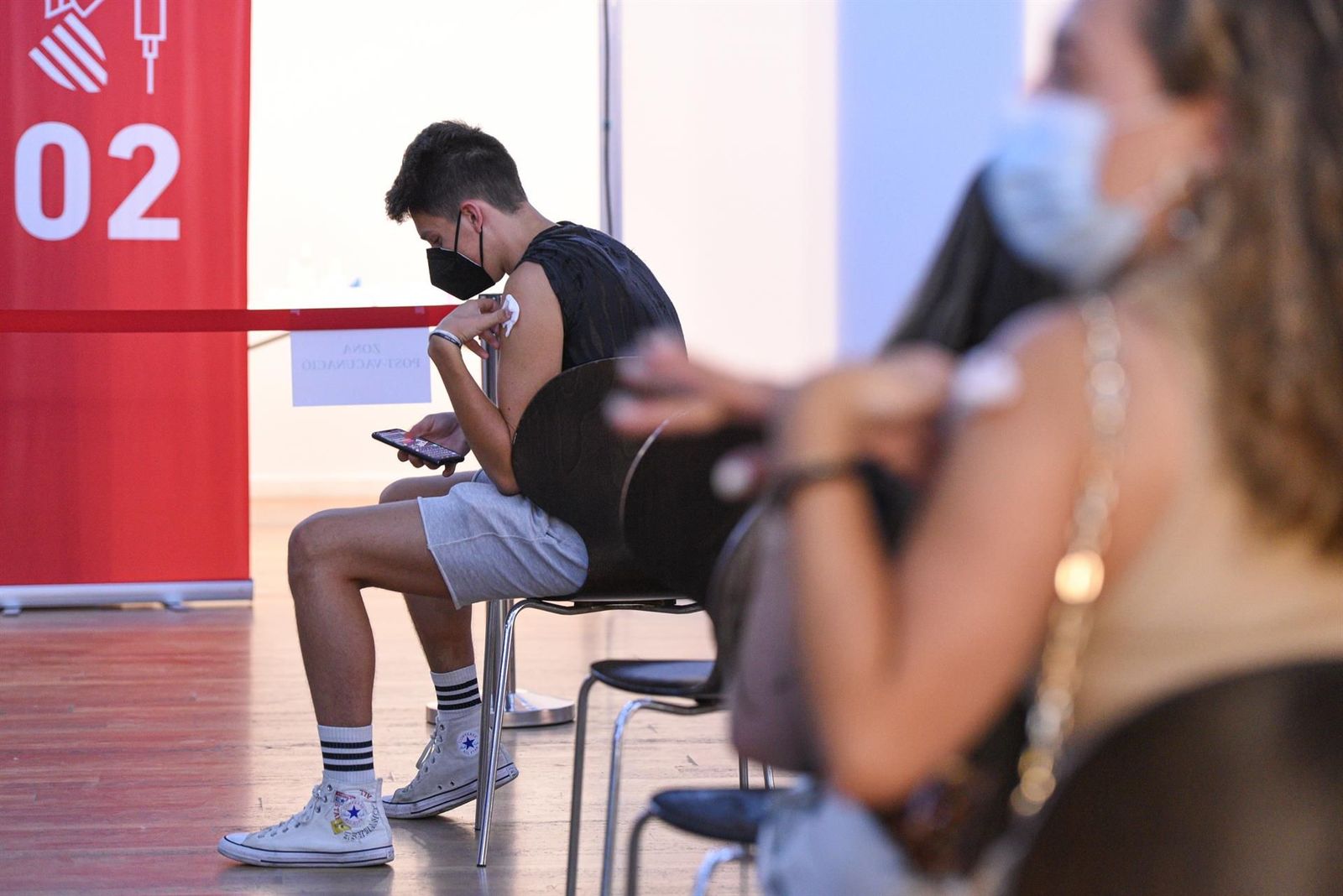 Un joven tras recibir la vacuna. EP