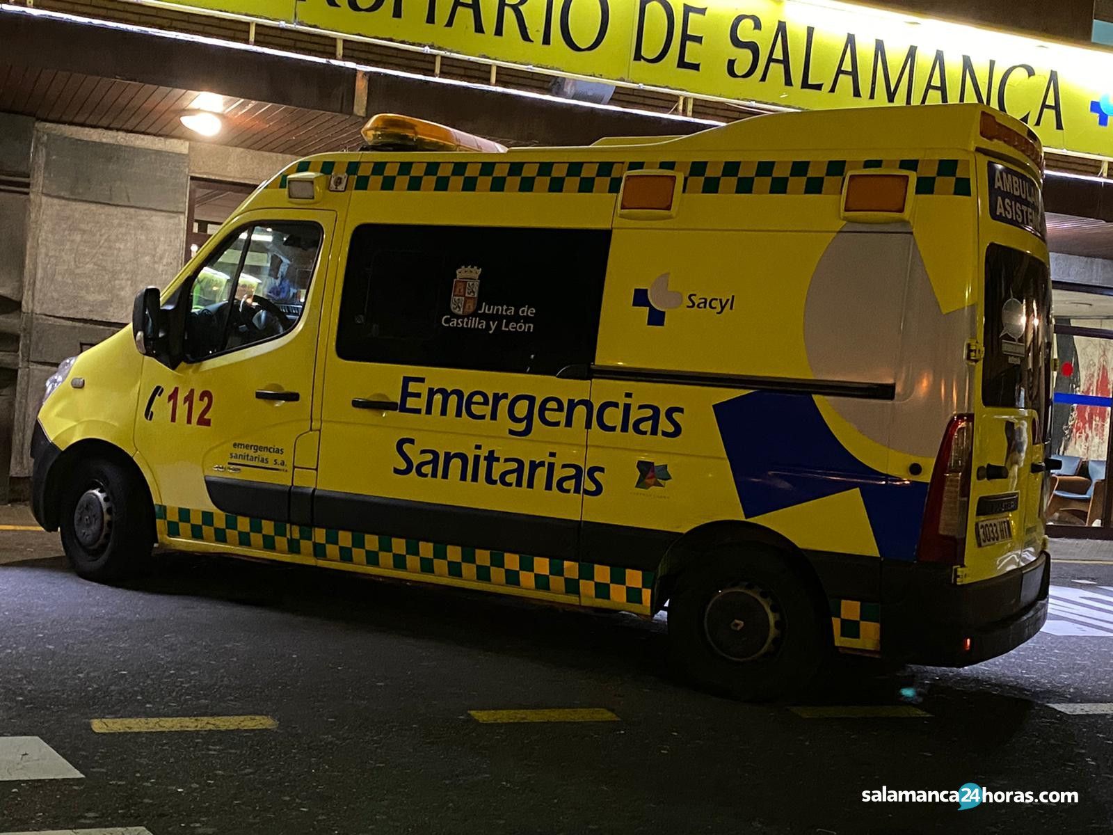 Ambulancia en el Clínico de noche hospital urgencias (2)
