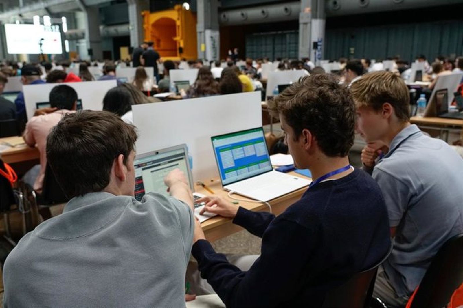 Jóvenes trabajando Jóvenes trabajando