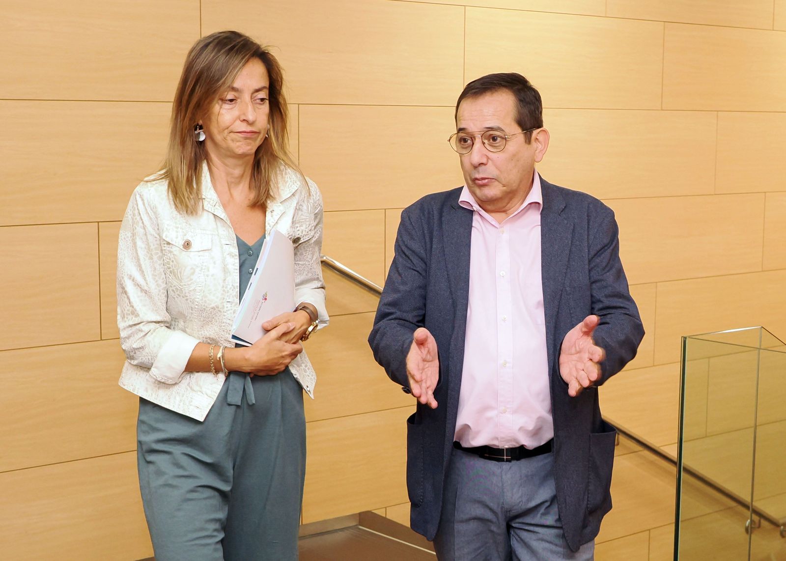 El presidente de Fecyljar, Ángel Aranzana y la directora de Familia, Esperanza Vázquez