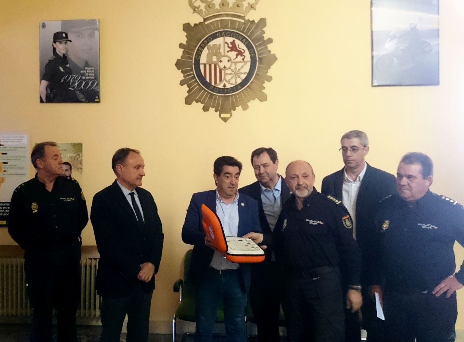 Foto 1 CES Desfibrilador Policía Nacional