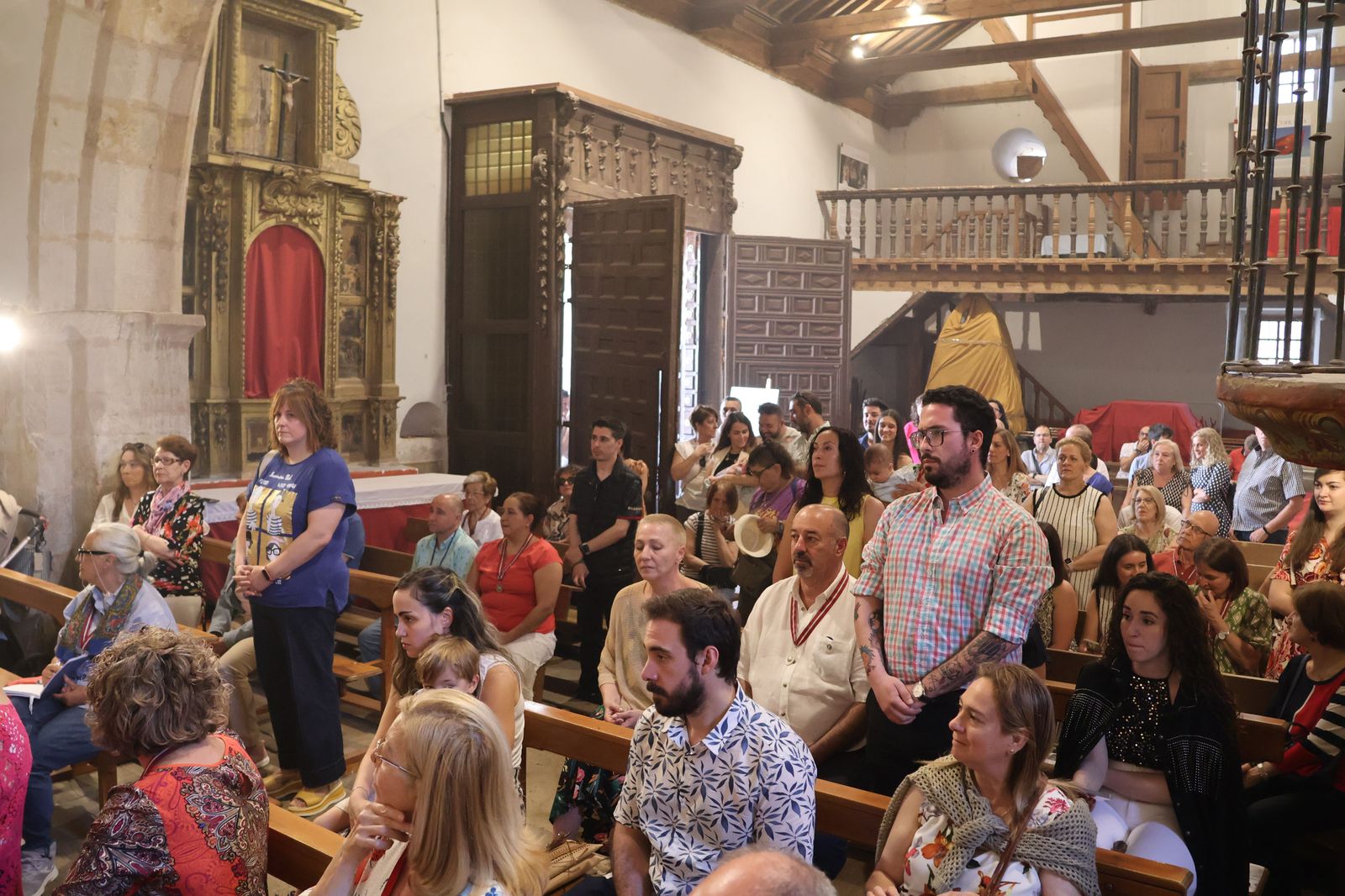 entrada-de-nuevos-hermanos-de-la-cofradia-de-la-concha-2