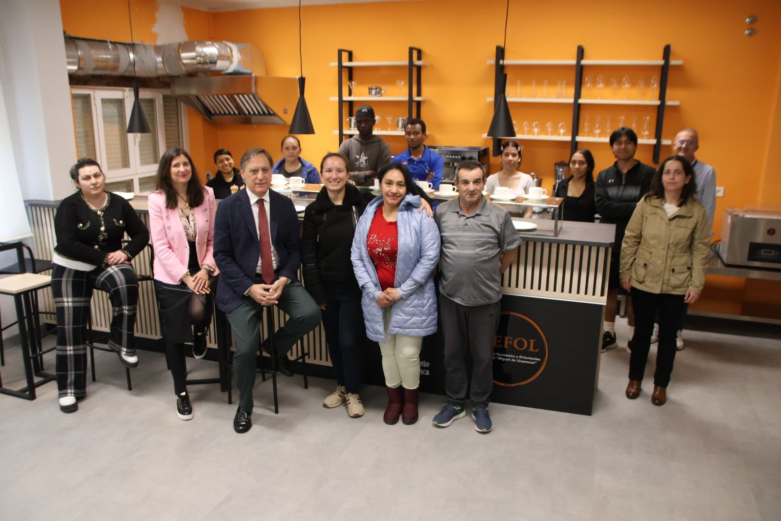 El alcalde de Salamanca, Carlos García Carbayo, visita la nueva acción formativa en hostelería del proyecto Laboris Helmántica