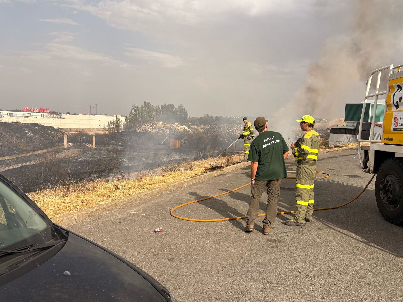 Los bomberos sofocan un gran incendio en el Polígono Industrial de Los Montalvos