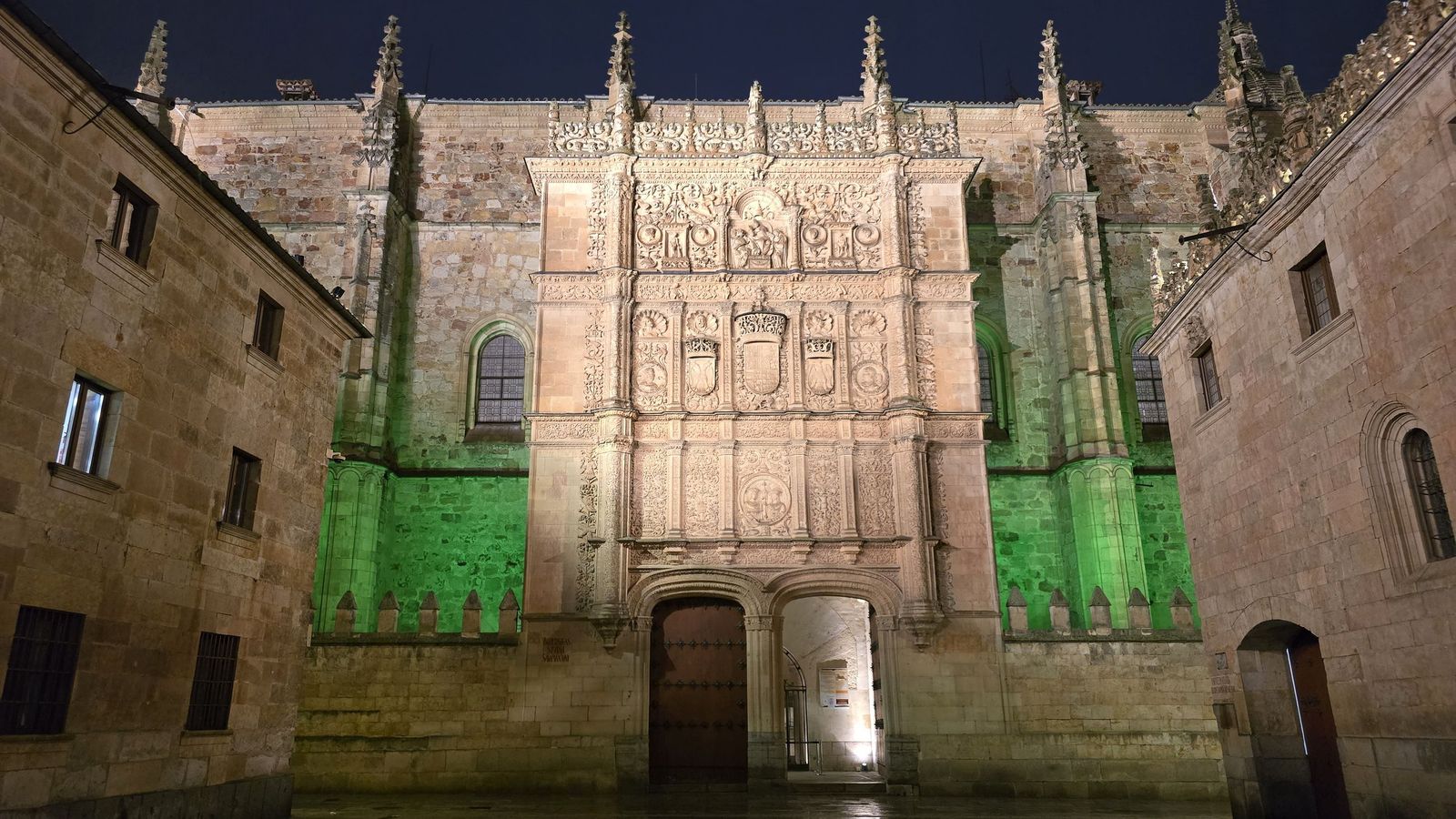 Fachada de la Universidad de Salamanca por el Día Internacional y Europeo de las Personas con Discapacidad 
