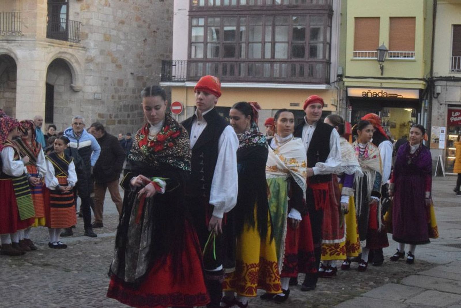 las-candelas-vuelven-a-unir-la-iglesia-de-san-juan-con-la-de-san-vicente-40