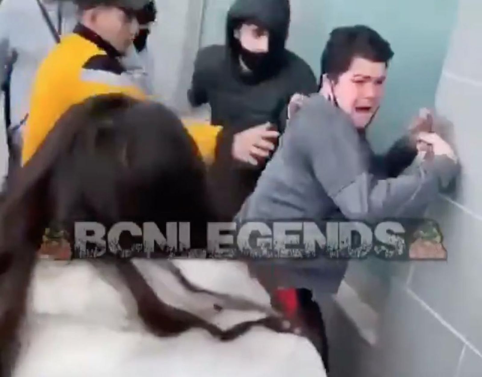 Un momento de la agresión al joven