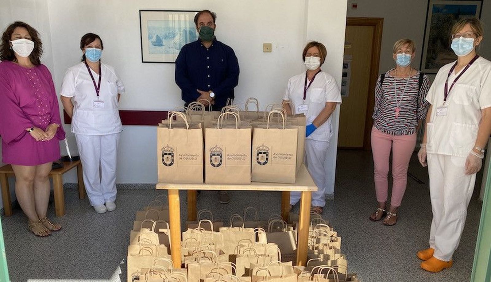 Entrega en la residencia del detalle del Ayuntamiento de Guijuelo