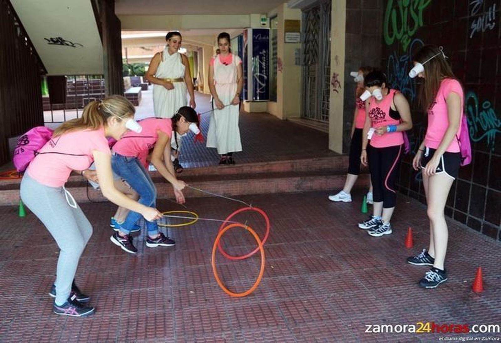 Las peñas se divierten en la Gymkana urbana