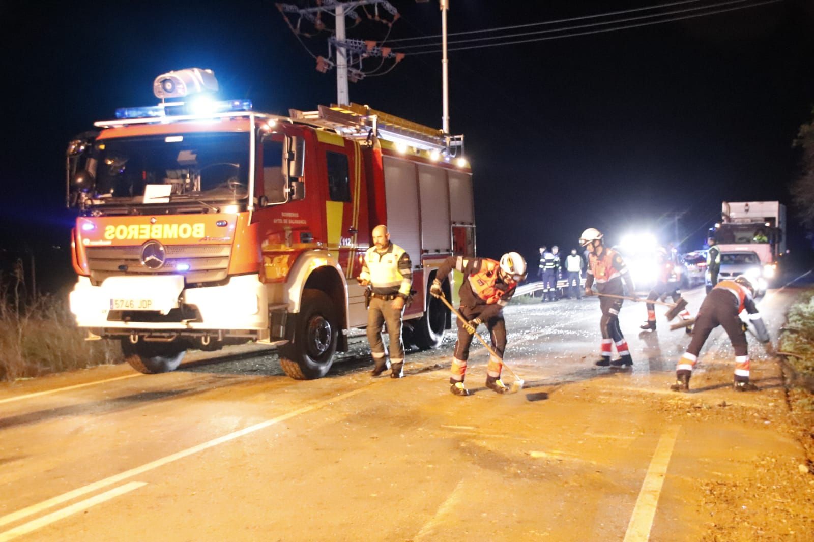 grave-accidente-en-la-carretera-de-aldealengua-con-un-coche-volcado-14
