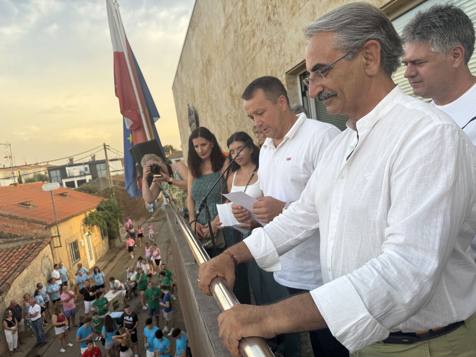 Doñinos de Salamanca. Pregón a cargo de la Asociación Noonan con Celia Vega Cepriá. Acto amenizado con sangría y la charanga El bombazo.