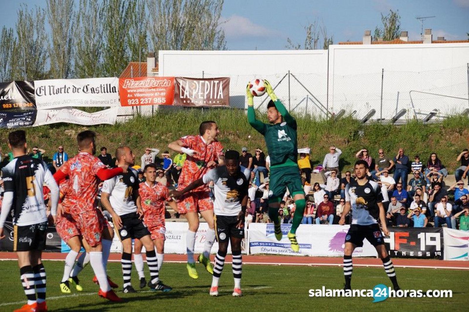 Molina atrapa un balón en el derbi ante el Guijuelo | FOTO SALAMANCA24HORAS.COM