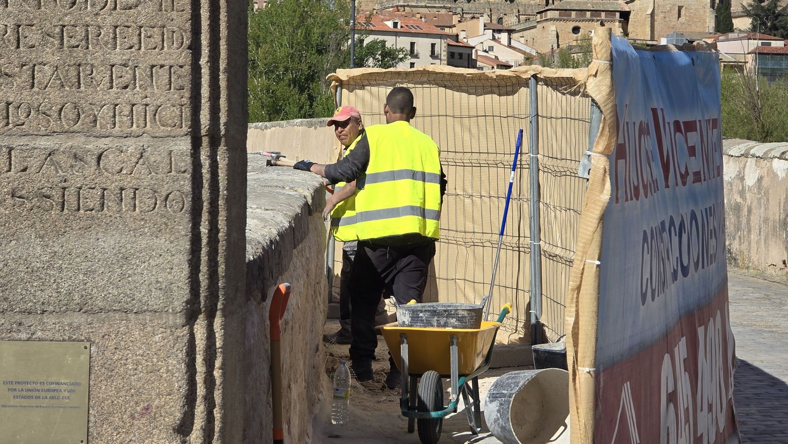 Comienzas las obras para reparar los pretiles del Puente Romano